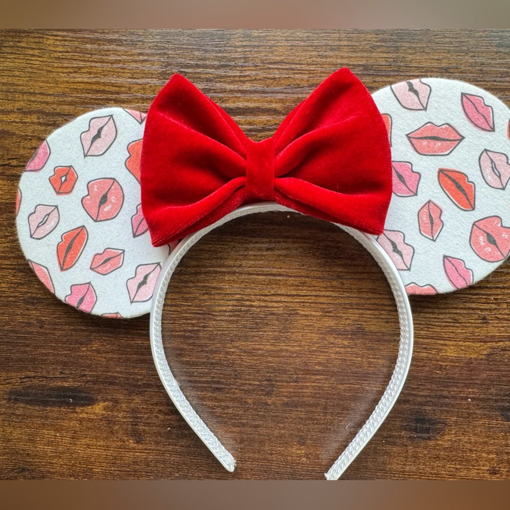 Mickey Ears lips and red bow super cute for Disney!